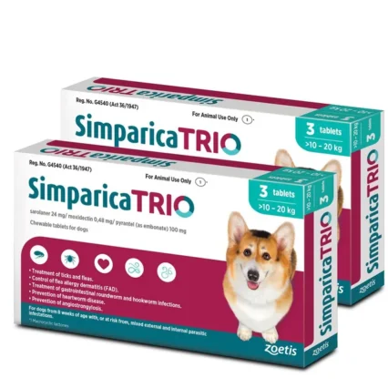 A single Simparica Trio chewable for medium dogs weighing 10 to 20 kg, showing the liver-flavored tablet next to its packaging, with a happy Beagle or Cocker Spaniel in the background, representing health and vitality.
